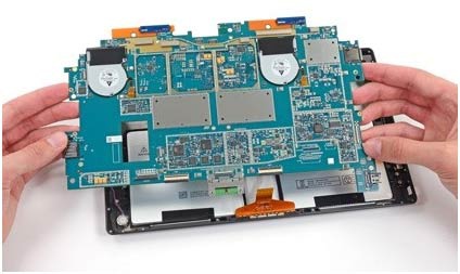 Поверхня Pro 2 оснащений двоядерним процесором Intel Core i5 - 4200U з тактовою частотою 1,6 ГГц , яка може бути збільшена в режимі Turbo Boost до 2,6 ГГц. Він містить графічне ядро Intel HD 4000 Graphics і має TDP всього 15 Вт , що робить його ідеально відповідним для планшетів.
